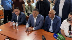 "75чилердин иши" боюнча айыпталып жаткан мурдагы баш прокурор Курманкул Зулушев, УКМКнын мурдагы төрагасы Камчыбек Ташиев жана Жогорку Кеңештин мурдагы спикери Нурланбек Тургунбек уулу. 