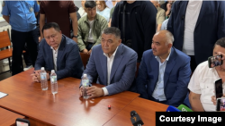 "75чилердин иши" боюнча айыпталып жаткан мурдагы баш прокурор Курманкул Зулушев, УКМКнын мурдагы төрагасы Камчыбек Ташиев жана Жогорку Кеңештин мурдагы спикери Нурланбек Тургунбек уулу. 