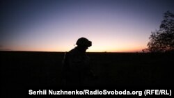Украинский солдат вблизи села Крымское, Жолобок, Луганская область (архивное фото)
