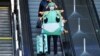 Мужчына ў касьцюме каранавірусу на чыгуначным вакзале ў Менску, ілюстрацыйнае фота