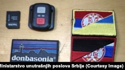 Neki od zaplenjenih predmeta tokom hapšenja osumnjičenog za učestvovanje u ratu u Ukrajini, na strani ukrajinske vojske, Srbija, 22. april 2026. 