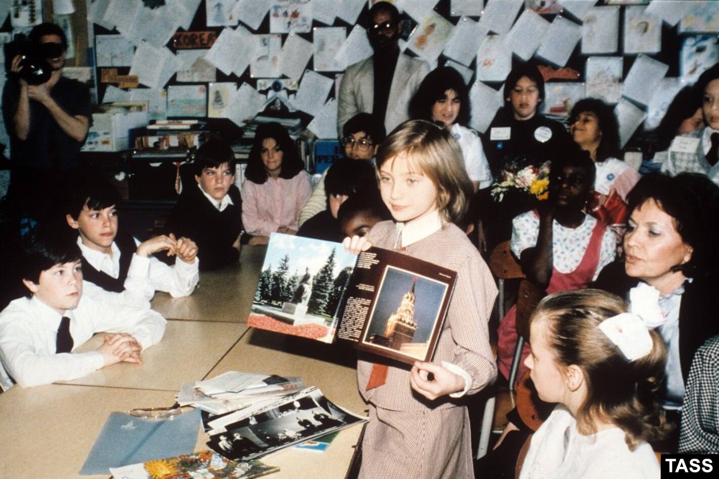 萊切娃向美國小學生展示俄羅斯地標的照片。 1983 年，美國女學生薩曼莎史密斯 (Samantha Smith) 訪問了蘇聯，此事引起了廣泛關注。此後，萊切娃開始了美國之行。 1985 年，史密斯在一次飛機失事中喪生，萊切娃也從公眾視野中消失了。 2016 年，俄羅斯記者曾試圖尋找她，但沒有結果。    