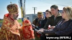 Архієпископ Сімферопольський і Кримський Климент на церемонії передачі Благодатного вогню, 8 квітня 2018 року