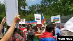 Францияда жашаган армяндар Азербайжандын элчилигинин алдында митинг өткөрүштү, 19-июль, 2020-жыл