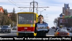 Активист Денис Орлов на пикете против обнуления президентских сроков Владимира Путина в Барнауле, Россия