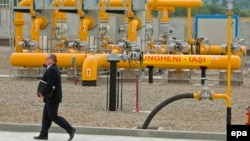 An official walks near a pumping station of the Iasi-Ungheni Moldovan-Romanian gas pipeline. The pipeline, stretching 150 kilometers from Iasi in Romania to Chisinau and linking Moldova to the European energy system, was completed earlier this month. (file photo)
