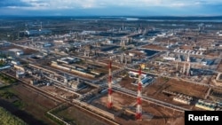 Волгограддагы Лукойлдун мунай иштетүүчү заводу. Архив сүрөт.