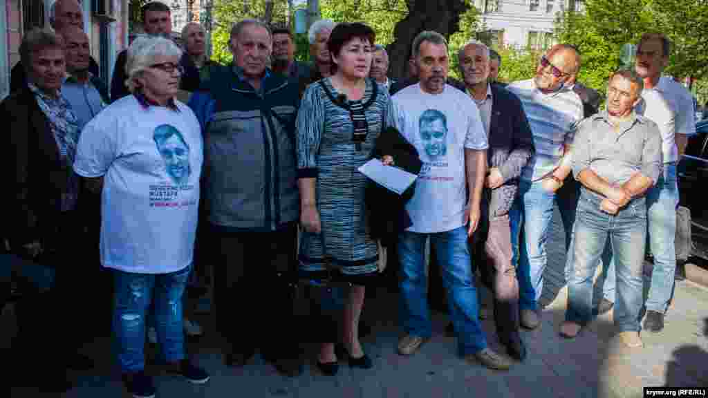 Faaliyetçiler, üstlerinde işniñ figurantı Mustafa Degermenciniñ resimi ve onıñ tübünde #kremlin_hostages &ndash; &laquo;Kremlniñ reineleri&raquo; yazısı olğan futbolkalarnı kiyip keldiler