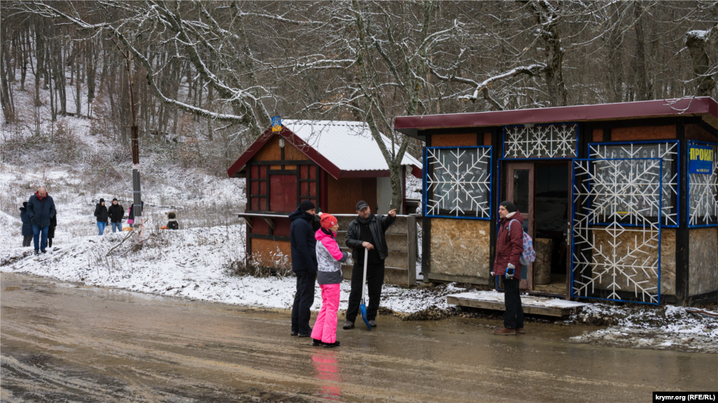 Працівники прокату злегка засмучені: санки, снігокати і лижі фактично ніхто не замовляв &ndash; через незначну товщину снігового покриву та його швидке танення
