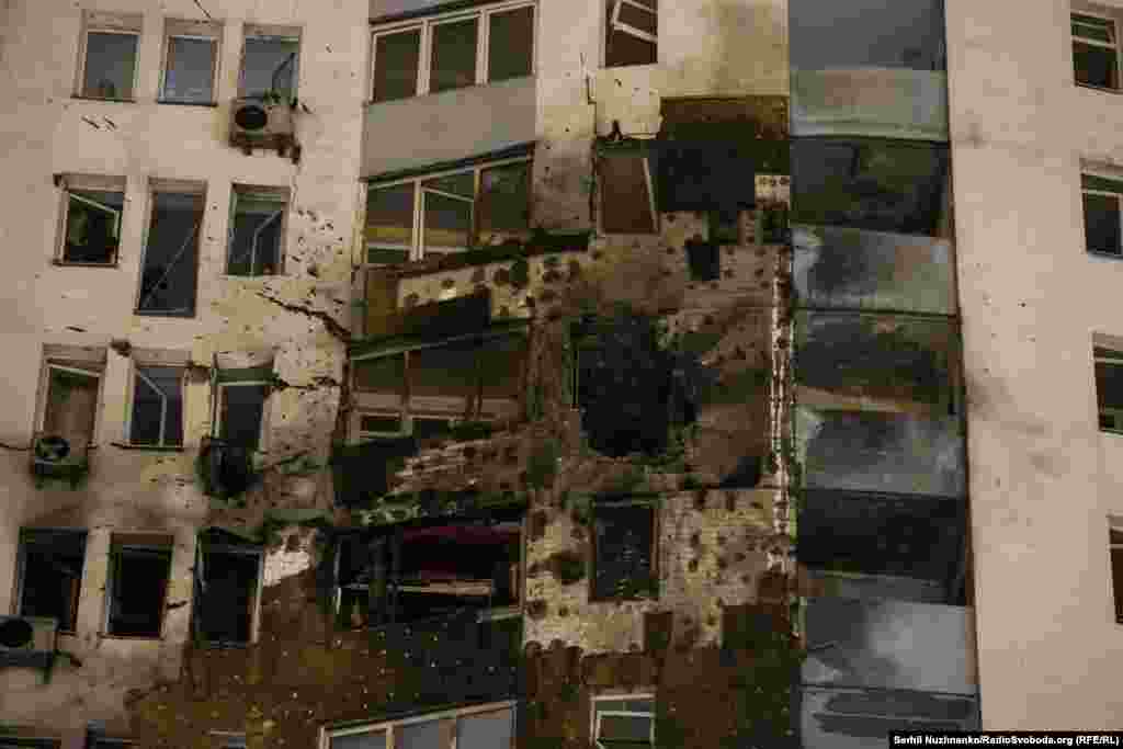 Пошкоджений будинок в Дарницькому районі столиці. За інформацією керівників столиці, у Дарницькому районі внаслідок влучення була пожежа у житловому будинку на рівні 9-10 поверхів