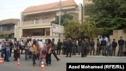 باحثون إجتماعيون يتجمعون أمام مكتب برلمان كردستان في السليمانية