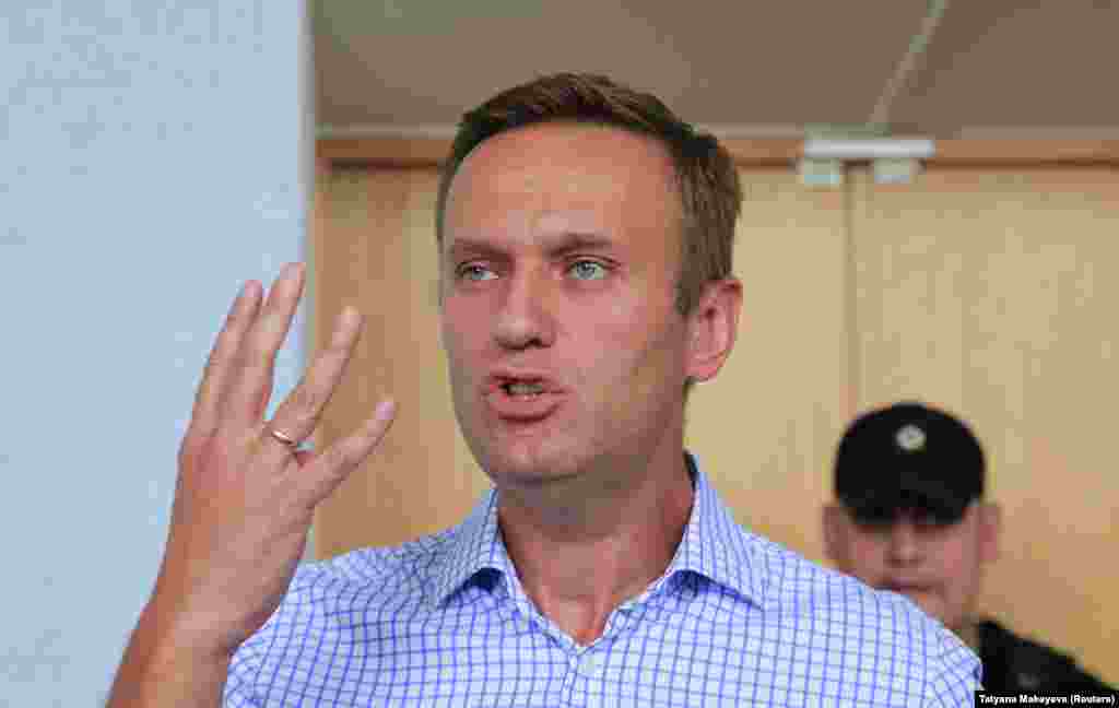 РУСИЈА - Московски суд го осуди опозиционерот и основач на Фондот за борба со корупцијата, Алексеј Навални, на 30 дена административен притвор. Мерката е наложена за да се спречи одржување на протест за поддршка на независни кандидати на изборите во градскиот совет во Москва, за кој властите не дадоа дозвола.
