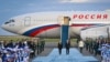 На фото: Очільник Росії Володимир Путіна прилетів у Казахстан на лайнері  Ту-214. Україна попередила ICAO, що небо Росії не є безпечним для міжнародних перельотів, оскільки РФ веде повномасштабну війну і отримує удари у відповідь 