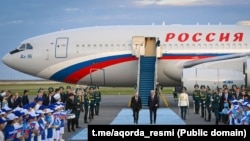На фото: Очільник Росії Володимир Путіна прилетів у Казахстан на лайнері  Ту-214. Україна попередила ICAO, що небо Росії не є безпечним для міжнародних перельотів, оскільки РФ веде повномасштабну війну і отримує удари у відповідь 