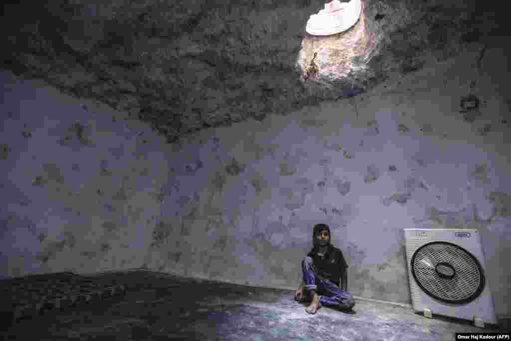 Сирияның Идлиб провинциясындағы Хбит ауылында үкімет әскерінің бомбалауынан қашып, үңгірді сағалап жүрген бала&nbsp; &nbsp;