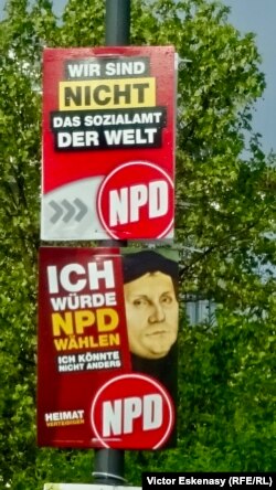 Afiș electoral al Partidului extremist NPD, folosind celebrul portret al lui Luther pictat de Holbein, Frankfurt