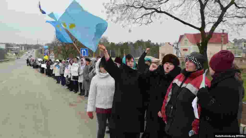 Cenkke qarşı aktsiyanı qırımtatar qadın teşkilâtları Qırımtatar Milliy Meclisinen muzakere etip teklif etti.