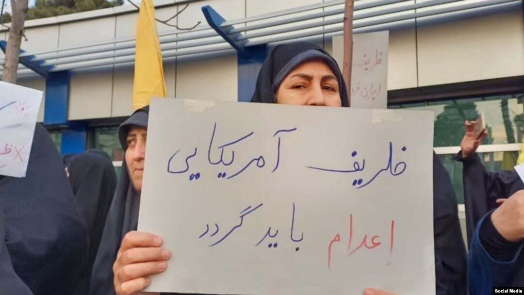 تجمع علیه اظهارات محمدجواد ظریف در نزدیکی نهاد ریاست‌جمهوری ایران، روز ششم بهمن