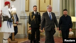 Volodimir Zelenski (dreapta) se întâlnește cu președintele grec Constantine Tassoulas la palatul prezidențial din Atena, Grecia, pe 16 noiembrie.