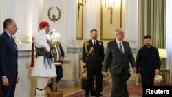 Volodimir Zelenski (dreapta) se întâlnește cu președintele grec Constantine Tassoulas la palatul prezidențial din Atena, Grecia, pe 16 noiembrie.