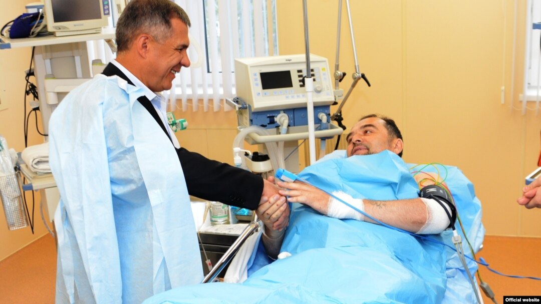 Mufti Ildus Faizov, who suffered two broken legs in a car bombing, is visited in the hospital by Tatar President Rustam Minnikhanov.