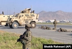 Американські солдати прикривають евакуацію в аеропорту Кабула.16 серпня 2021 року