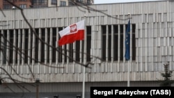 The Polish flag flies by Warsaw's embassy in Moscow. (file photo)