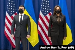 În 19 februarie 2022, președintele Ucrainei, Volodimir Zelenski, pe care SUA îl informaseră cu privire la dovezile care sugerau iminența unei invazii ruse, până la Kiev, se întâlnea la München cu vicepreședintele SUA, Kamala Harris.