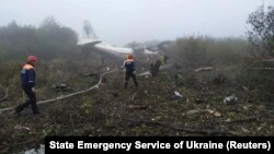 Украински спасувачки служби на местото на несреќата, во близина на аеродромот Лвов