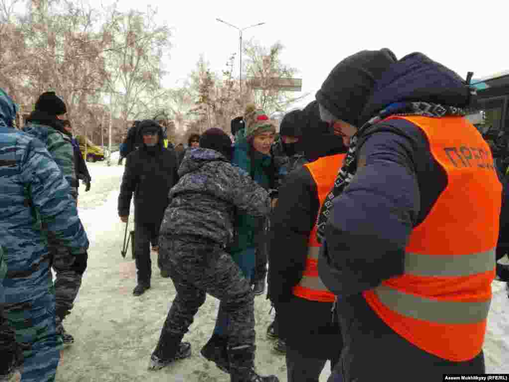 Чымкент шаарында митингге чыккан бир нече адам кармалды.&nbsp;