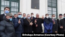  Adrian Zuckerman, ambasadorul SUA, în vizită la Timisoara, alături de un grup de revoluționari.