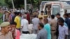 Policija i rodbina nose tela stradalih na molitvenom skupu severu Indije, 2. jul 2024. 