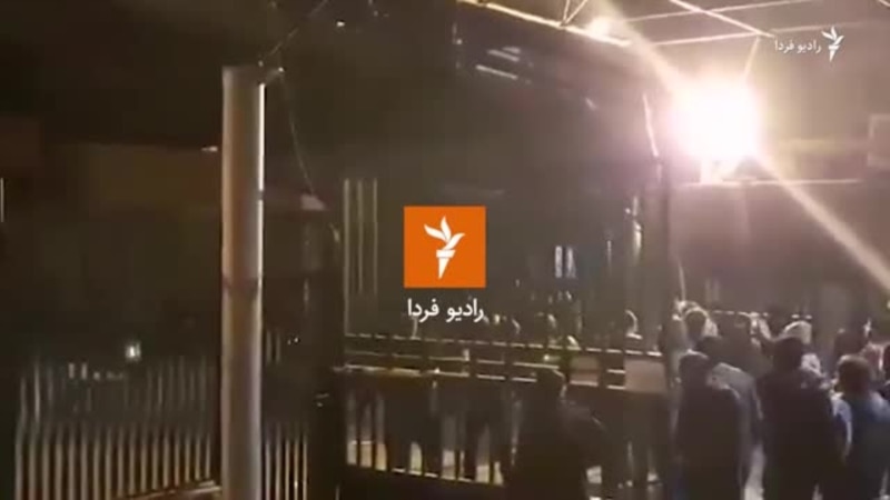 تهران؛ اعتراض‌ها در خیابان انقلاب در شامگاه شنبه