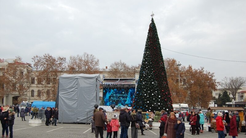 На главную елку Севастополя пропускали военные Росгвардии (+фото)
