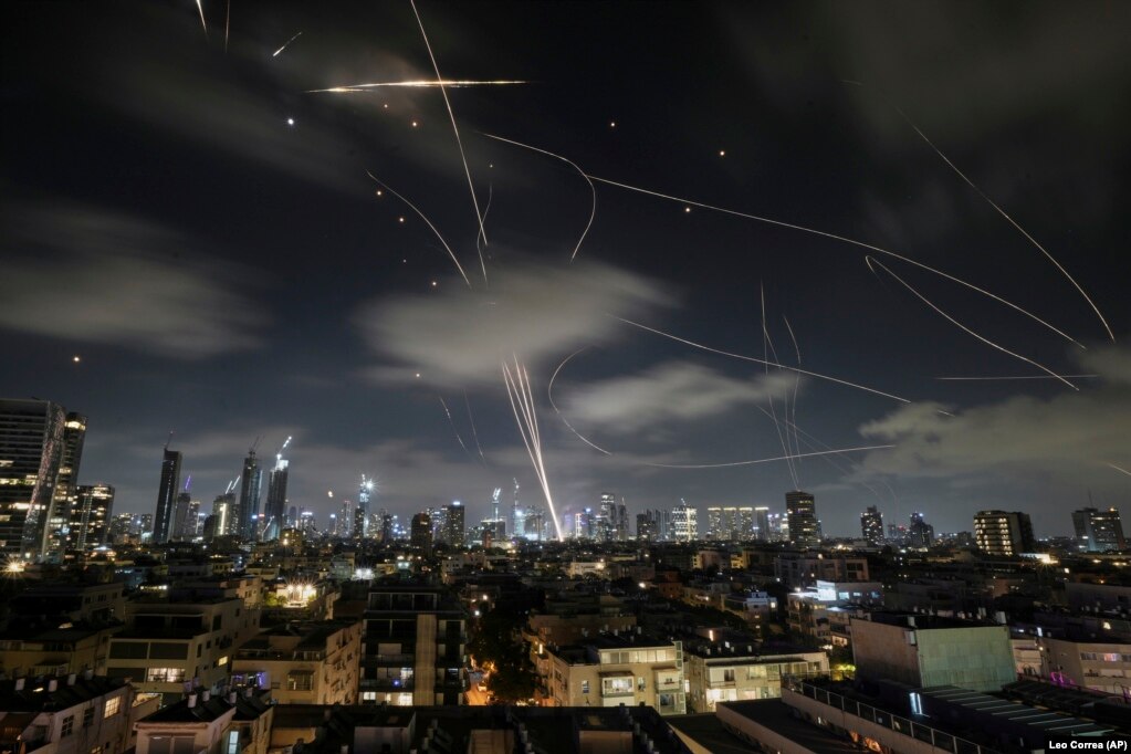 Raketat iraniane dhe raketat kundërajrore izraelite ndriçojnë qiellin mbi Tel Aviv, Izrael, 18 qershor.