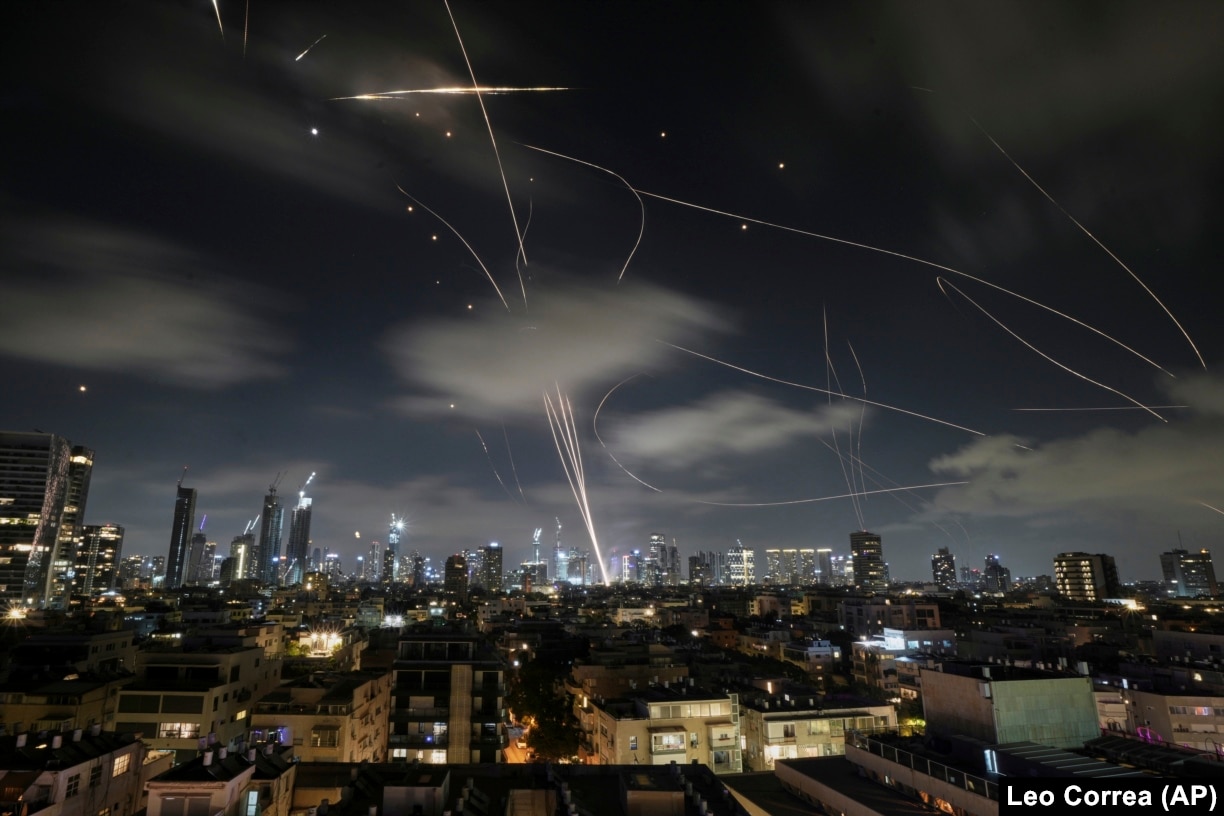 Raketat iraniane dhe raketat kundërajrore izraelite ndriçojnë qiellin mbi Tel Aviv, Izrael, 18 qershor.