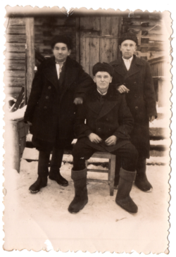 Чоловіки, депортовані з села Бовшів. Батько Ольги – крайній справа. 1960-і роки
