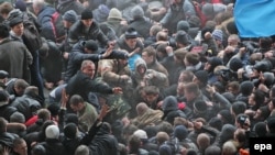 Сутички біля Верховної Ради Криму в Сімферополі, 26 лютого 2014 року