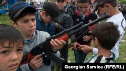 Панкийские мальчишки играют в «войнушку» (архивное фото)