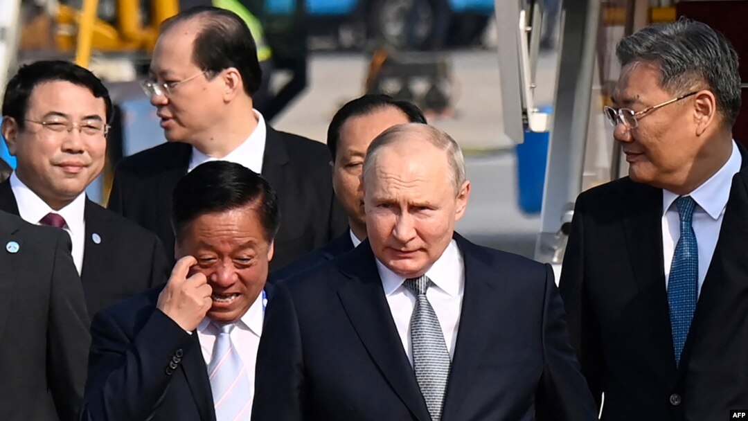Președintele Rusiei, Vladimir Putin, sosește pe Aeroportul Internațional Beijing Capital pentru a participa la cel de-al treilea Forum „Belt and Road”, pe 17 octombrie 2023.