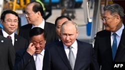 Președintele Rusiei, Vladimir Putin, sosește pe Aeroportul Internațional Beijing Capital pentru a participa la cel de-al treilea Forum „Belt and Road”, pe 17 octombrie 2023.