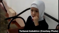 Ученица школы № 29 города Павлодара Халида Аубакирова, которую не пустили на занятия из-за платка. Скриншот видео, отправленного Азаттыку ее отцом Ерканатом Аубакировым.