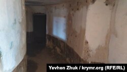 Изогнутые ходы в нижних ярусах батареи