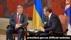 Президент України Петро Порошенко і президент Сербії Александар Вучич (праворуч). Белград, 3 липня 2018 року