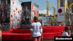 Инсталляция на площади Независимости в Киеве ко Дню памяти и примирения. 8 мая 2017 года