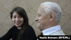 Mariana Kalughin în studioul Europei Libere la o discuție cu scriitorul Vladimir Beșleagă