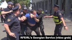 პოლიცია აქციის მონაწილეს აკავებს რუსთაველის გამზირზე. 2018 წლის 11 ივნისი