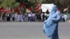 انځور له ارشیف څخه ـ د حزب وحدت اسلامي، جمعیت اسلامي او جنبش ګوندونو پلویان د ۲۰۱۸ کال د جولای په ۱۲مه په هرات کې د یوه لاریون پر مهال شعارونه ورکوي. 
