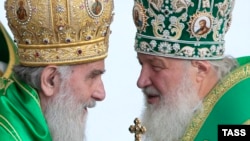 Patriarku rus, Kirill dhe Patriarku serb, Irinej gjatë një shërbimi të përbashkët në një kishë të Moskës, 18 korrik, 2013