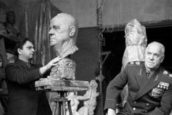 Москва, 1966 рік. Маршал Радянського Союзу Георгій Жуков (праворуч) позує скульптору Віктору Думаняну